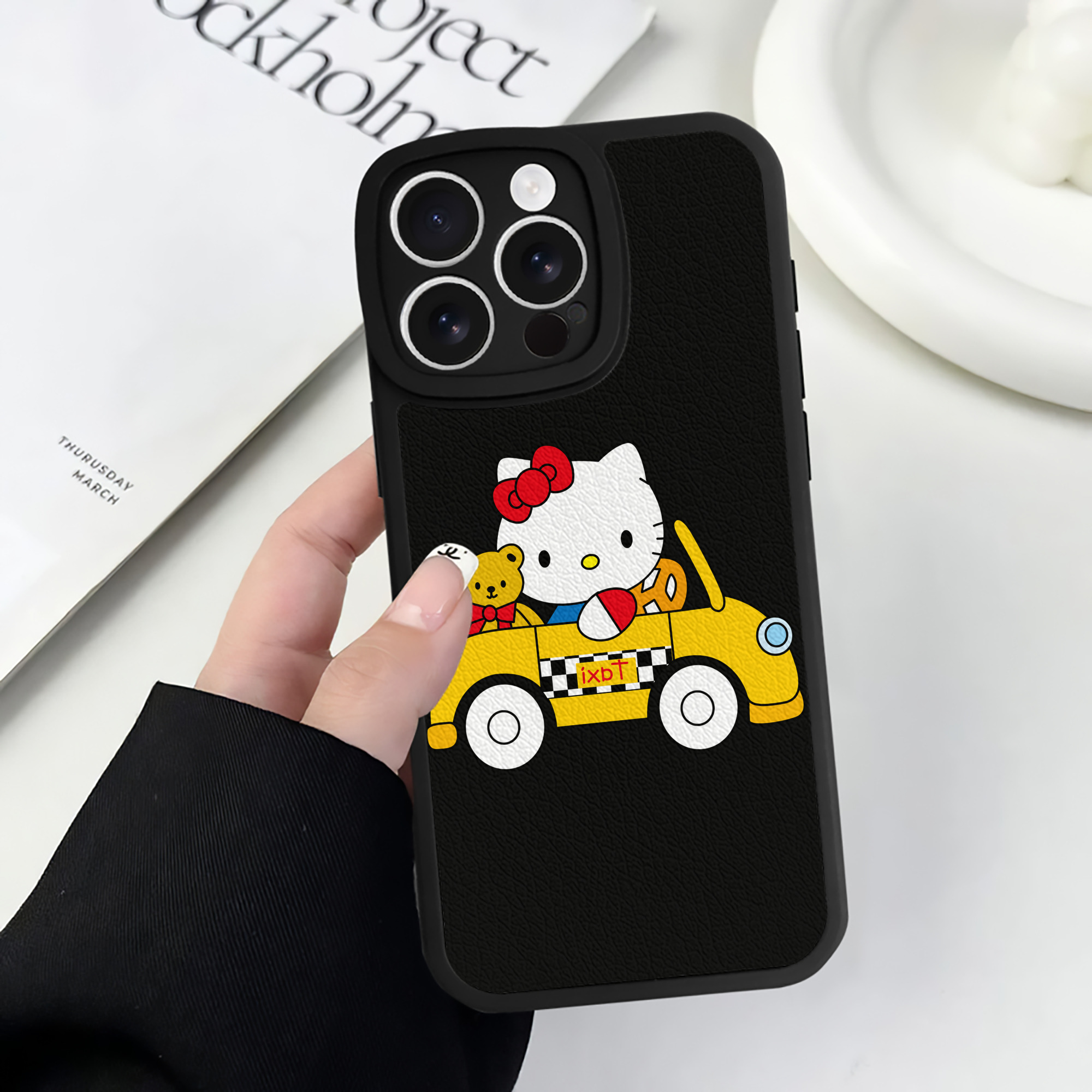（画像用） Hello Kitty ハローキティ 【iPhone 16シリーズ対応】シリコンスマホケース（レザー調） 材質：シリコン